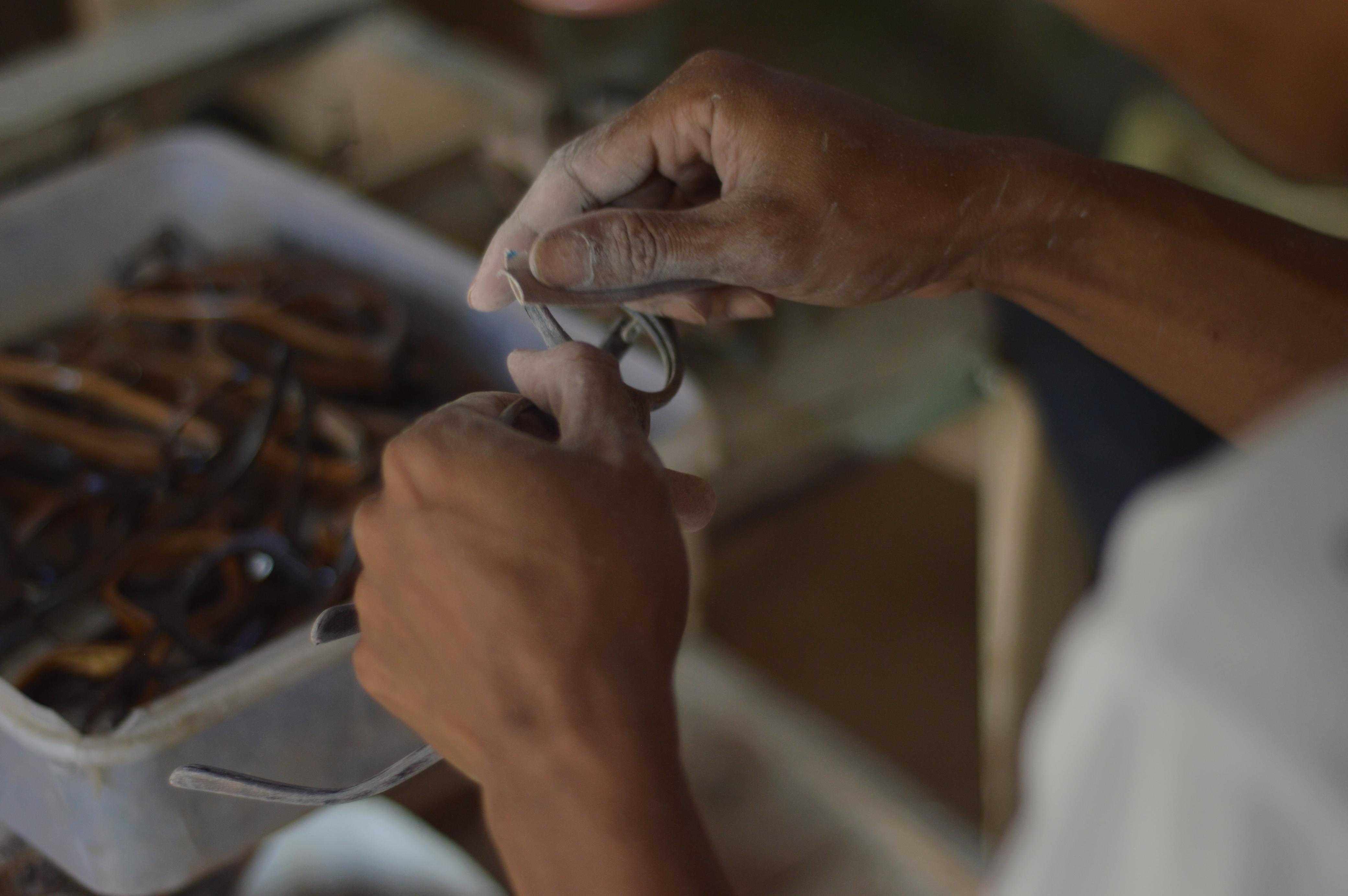 Detail Pengerjaan Perajin Kayu