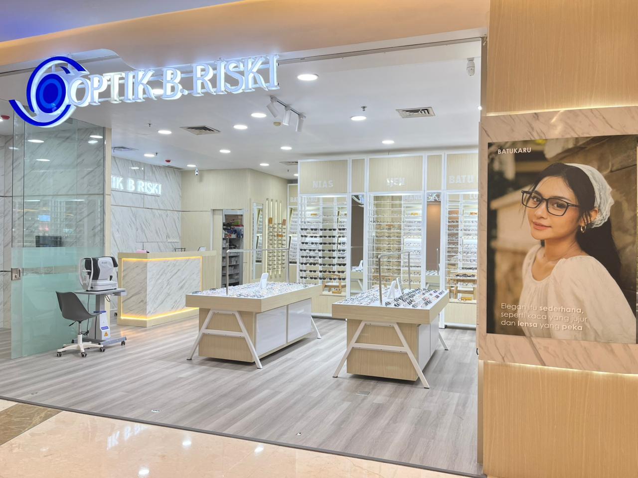 Etalase Kayu Modern Gerai Pluit Village